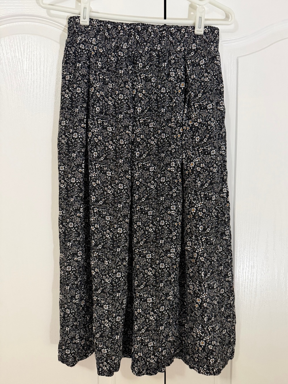 Black floral midi skirt size medium✨